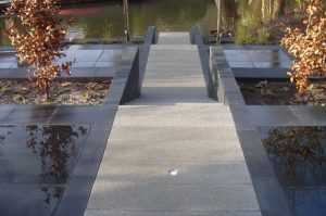 Professionele tuinbestrating en tuinontwerp services van Egalisee Bestratingen in Breda met verschillende steen- en tegelsoor