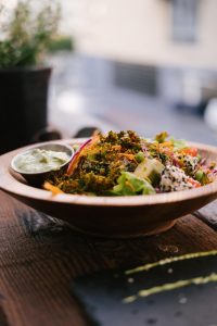Gezellig restaurantinterieur in Zaanstad met traditionele Nederlandse decor en aantrekkelijke ambiance voor dineren