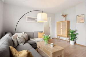 Interieurontwerp studio met moodboards, kleurstalen en designschetsen voor ruimteplanning en creativiteit