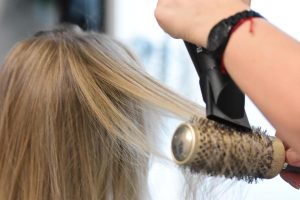 Professionele haarverlenging bij een kapper in Tholen: extensions voor voller en langer haar met natuurlijke uitstraling